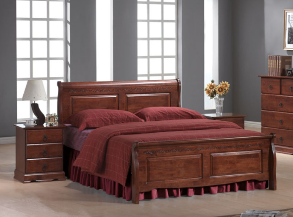 Łóżko Drewniane i stolik nocny z drewna  w sypialni klasycznej